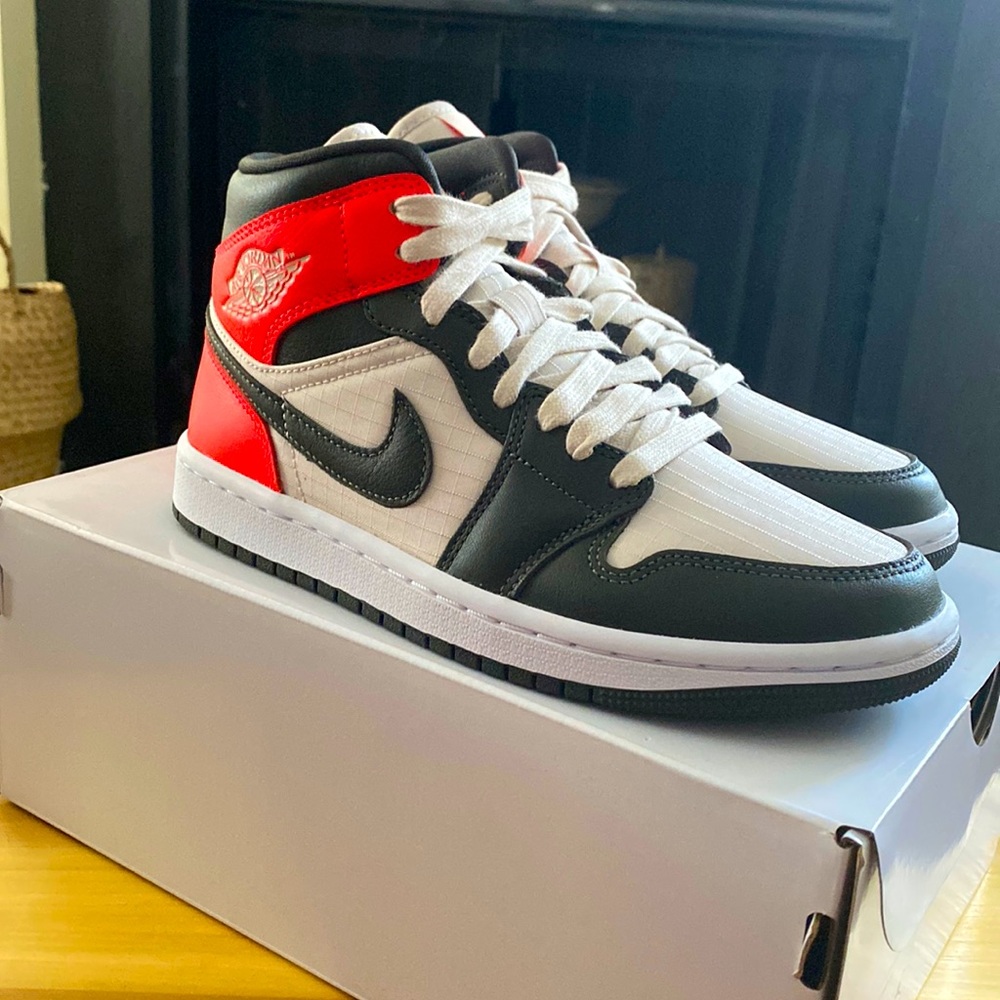 Jordan 1 Mid - light orewood